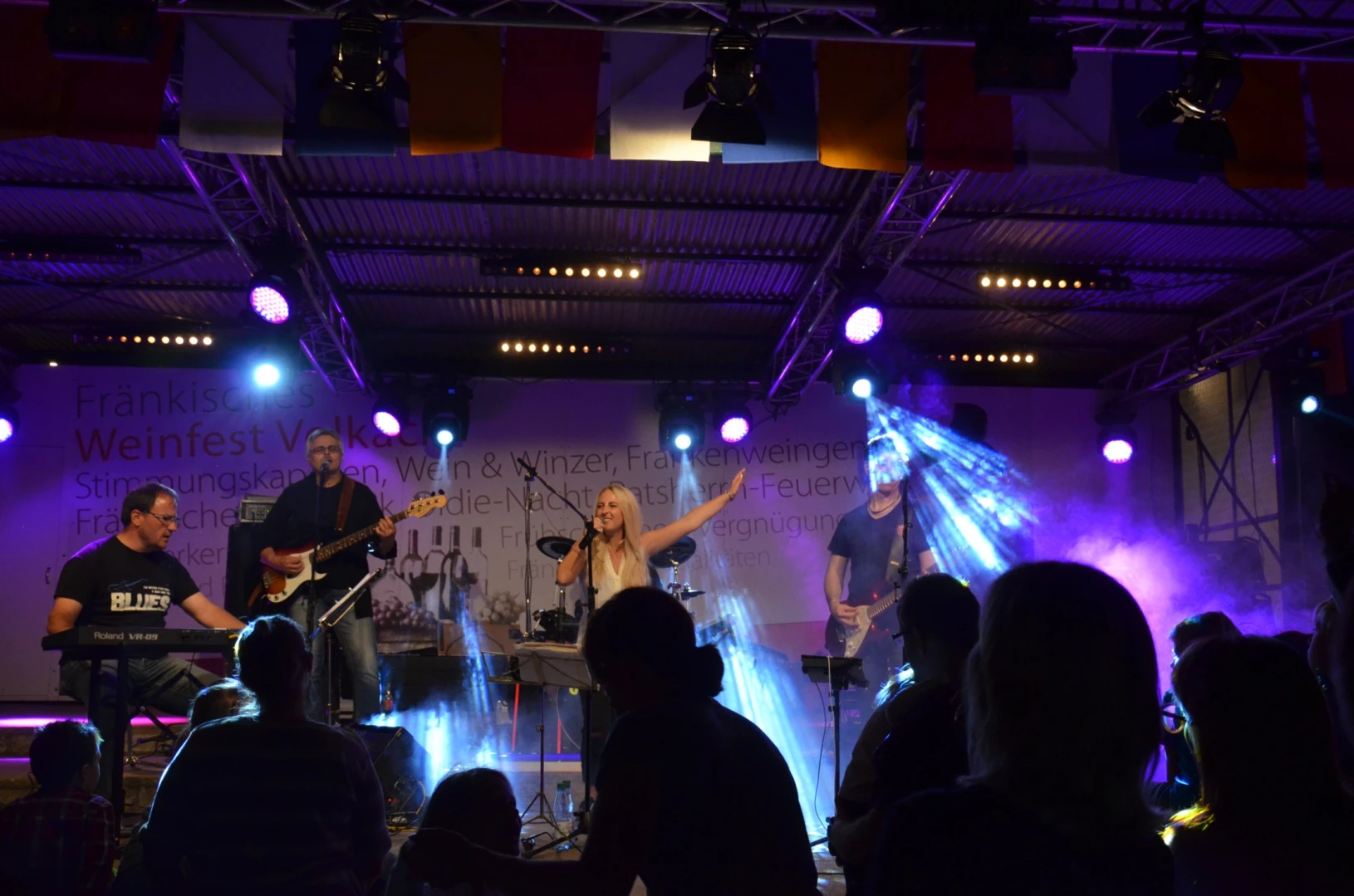 Grooveties live auf einer Festivalbühne
