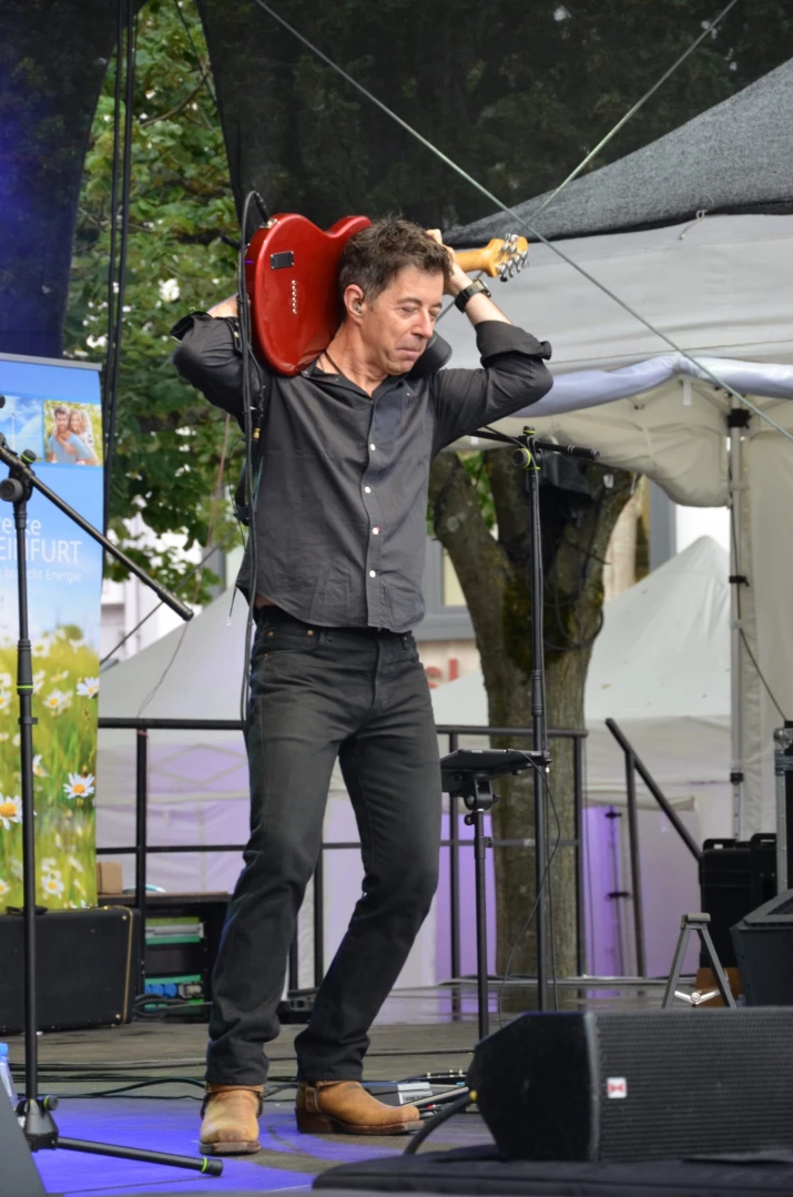 Gitarrist der Grooveties beim Auftritt